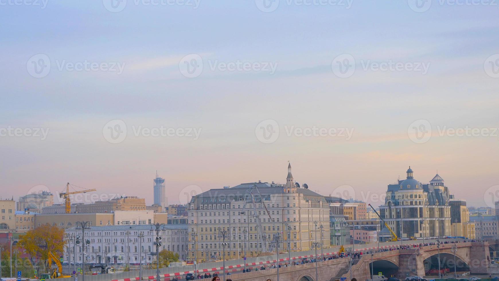 elegante vista del paesaggio della città del cielo pastello a mosca russia foto