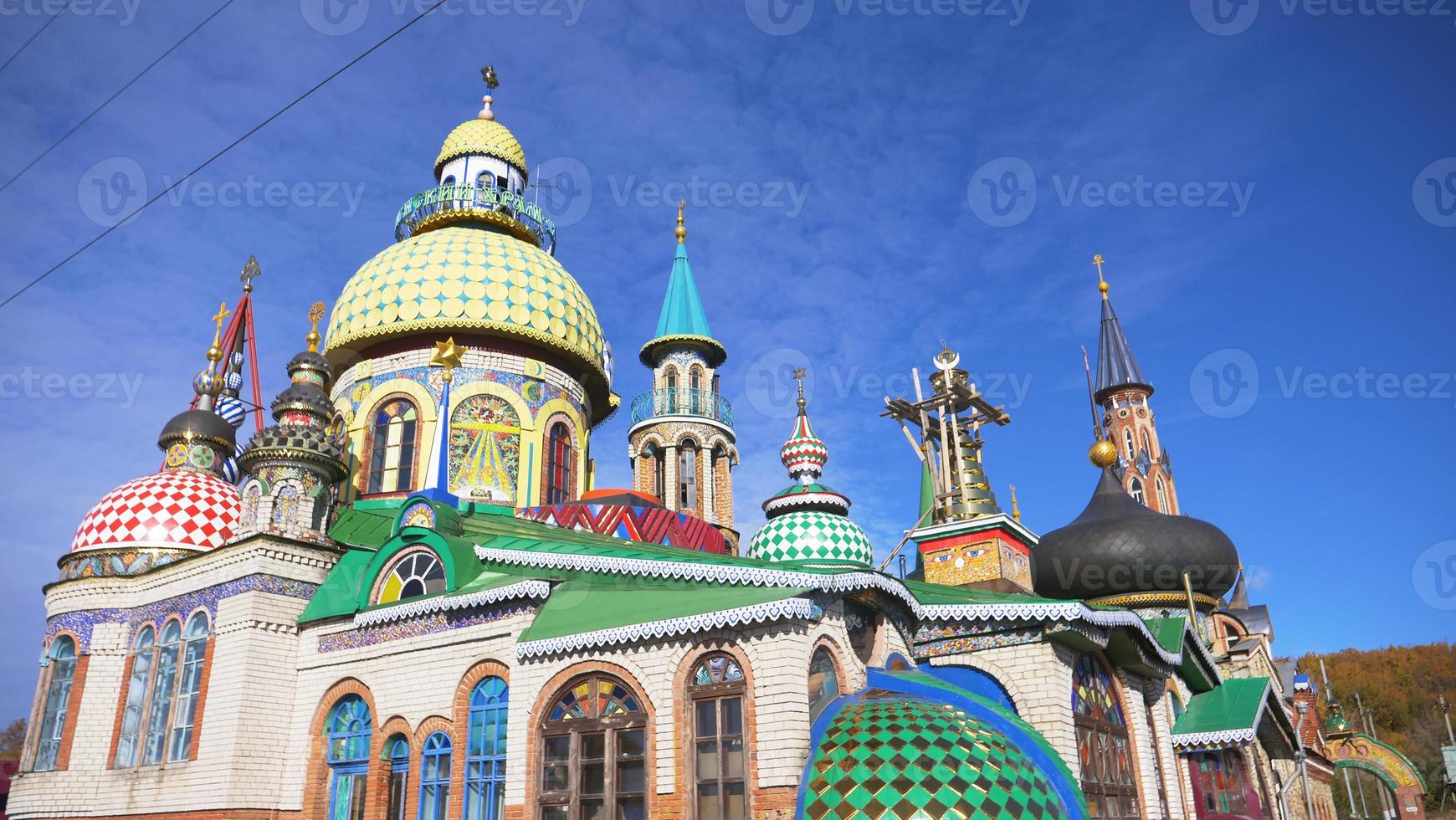 tempio di tutte le religioni e giornata di sole del cielo blu a kazan russia foto