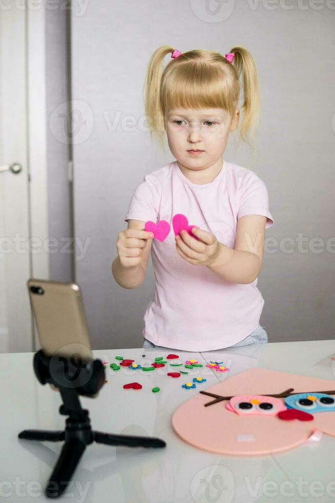 un' blogger ragazza fa un' provato mestiere per San Valentino giorno nel il forma di un' cuore. il concetto di figli di creatività e fatto a mano. foto