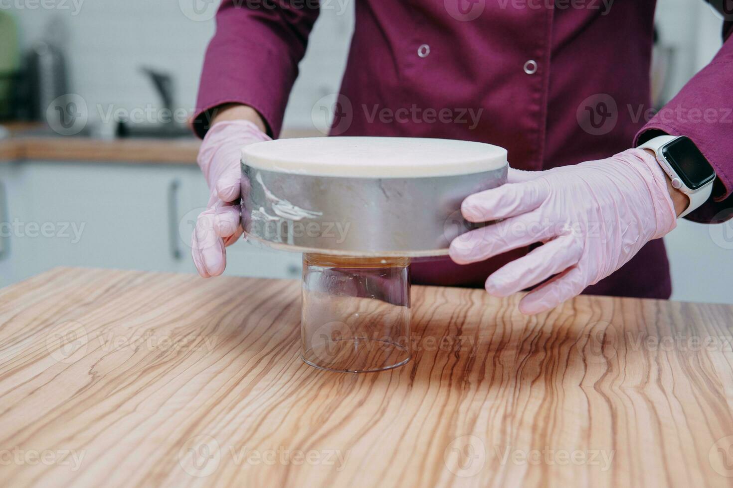 cucinando mousse torta a un' cucinando classe. cucinando a casa, fatti in casa cibo. pasticciere foto