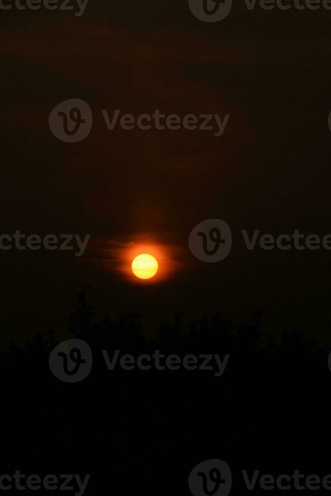 colorato autunno tramonto al di sopra di il varsavia foto