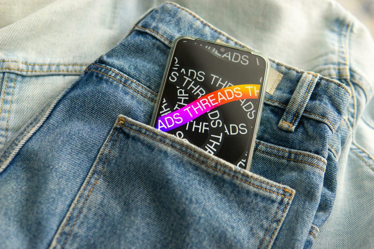 tver, Russia - luglio 15, 2023, il discussioni logo su il smartphone schermo dire bugie su il jeans. il discussioni icona. il logo di il attuale applicazione. discussioni sociale Rete. foto