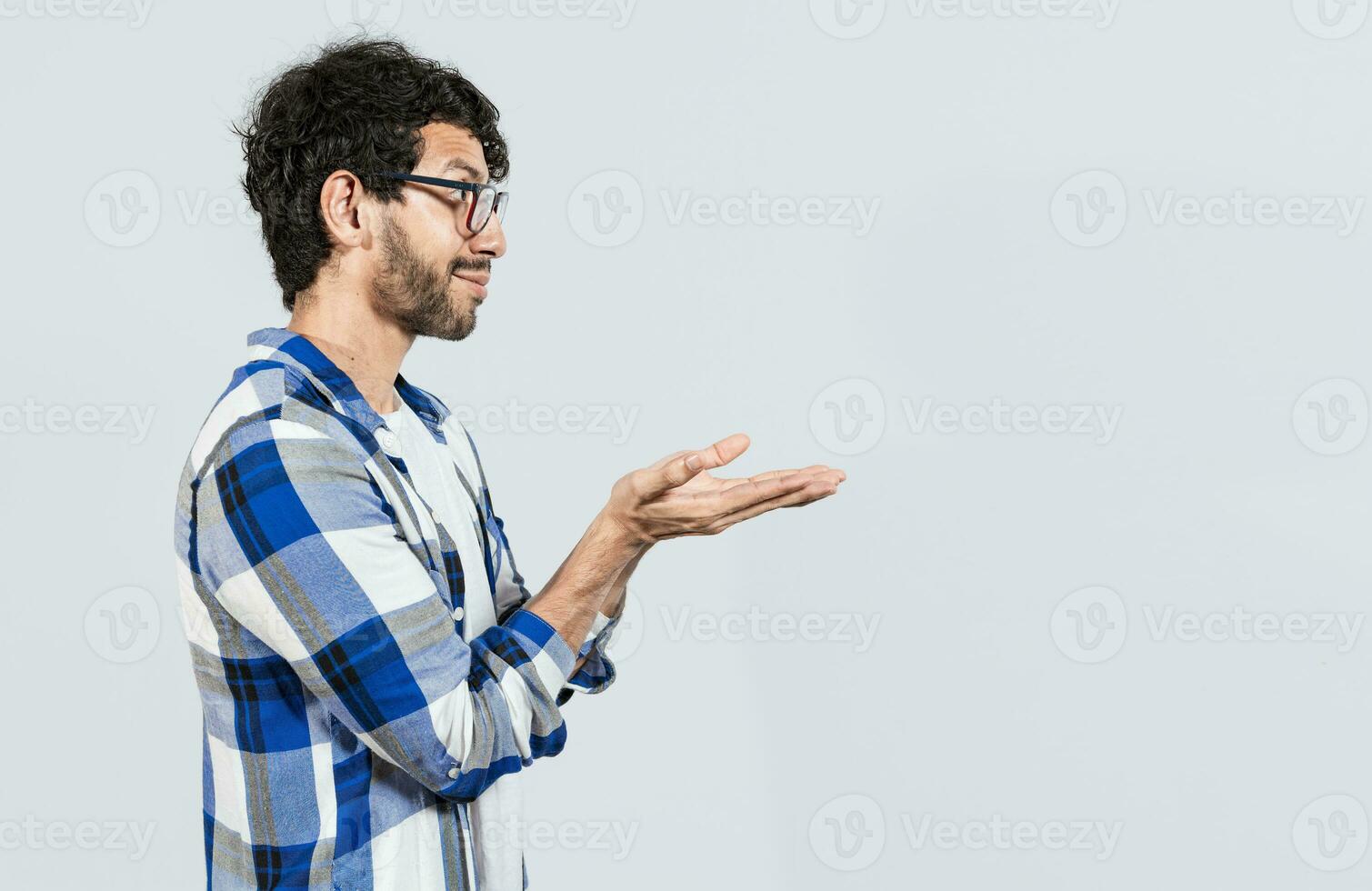 sorridente persona consigliare un' Prodotto con il suo mani, uomo consigliare un annuncio pubblicitario con il palma di il suo mani. tipo consigliare un anno Domini spazio isolato foto