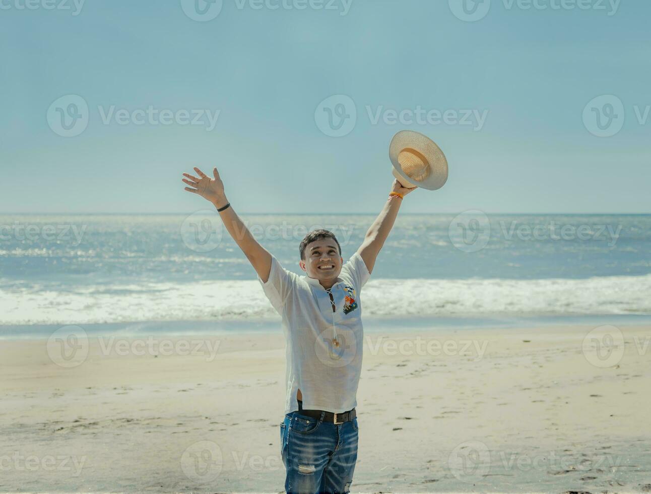 contento bello uomo su vacanza all'aperto, contento latino giovane uomo su il spiaggia, turista viaggio concetto foto