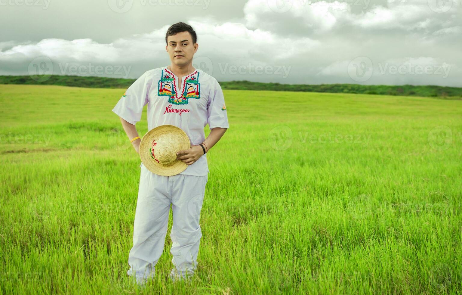 giovane uomo nel culturale e popolare costume a partire dal Nicaragua. concetto di uomo nel nicaraguense popolare costume, nicaraguense uomo nel popolare costume nel il campo, uomo indossare centrale americano popolare costume foto