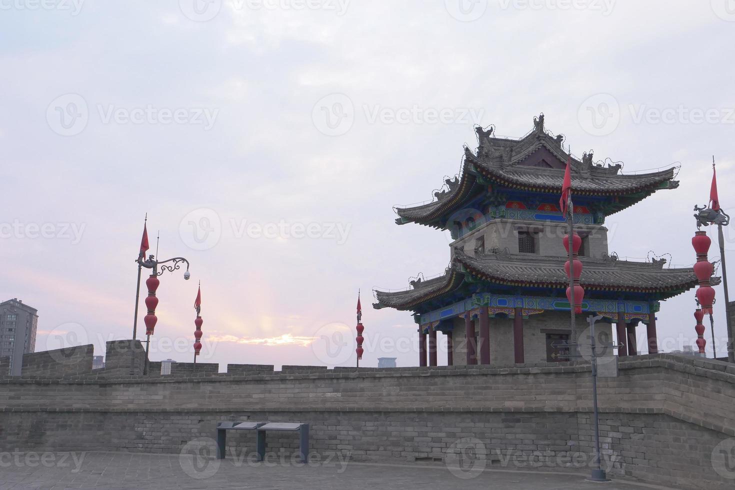 famosa architettura antica cinese mura di pietra della città in cina xian foto