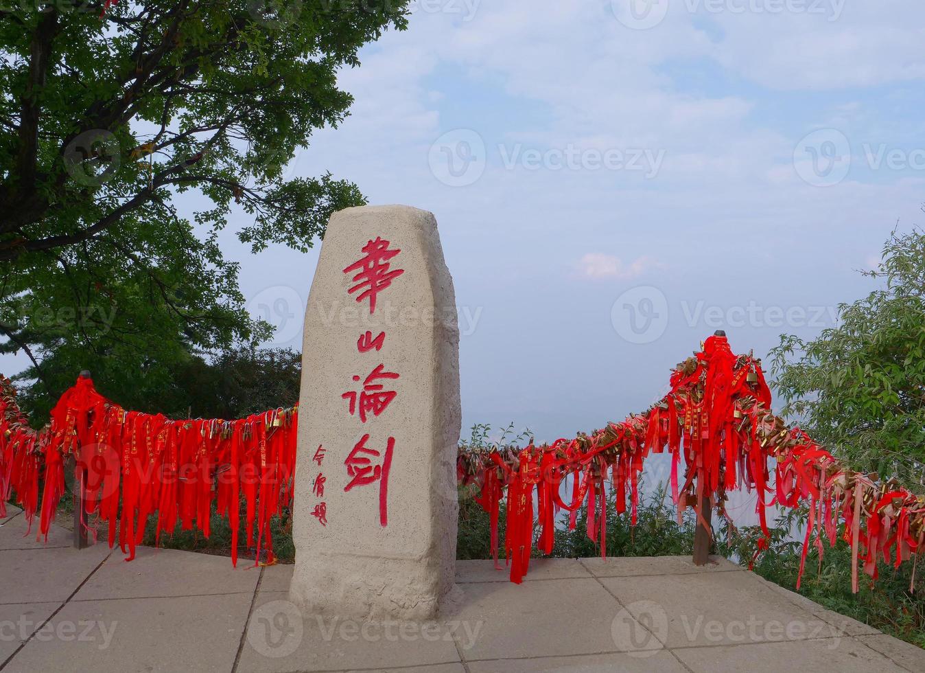 monumento in pietra nella sacra montagna taoista del monte huashan in Cina foto