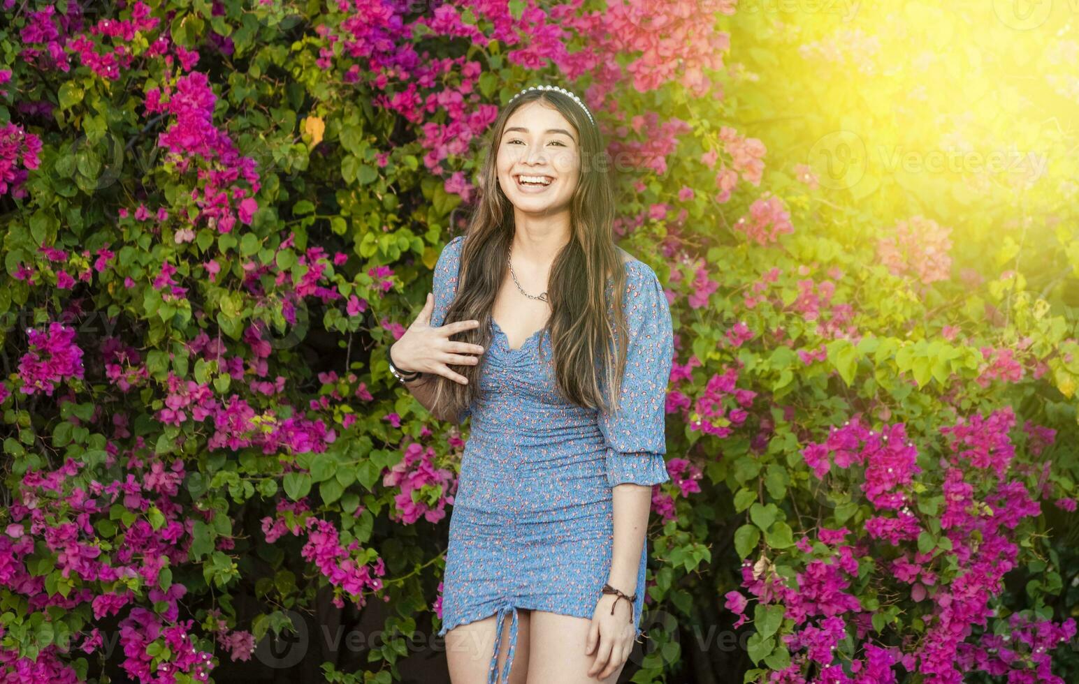 ritratto di un' carino latino ragazza sorridente nel un' giardino, carino giovane Marrone latino ragazza sorridente nel il giardino foto