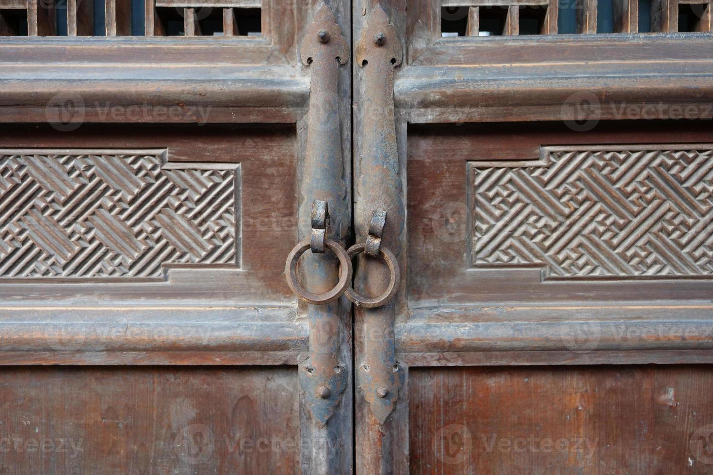 porta in legno e anello per porta in metallo foto