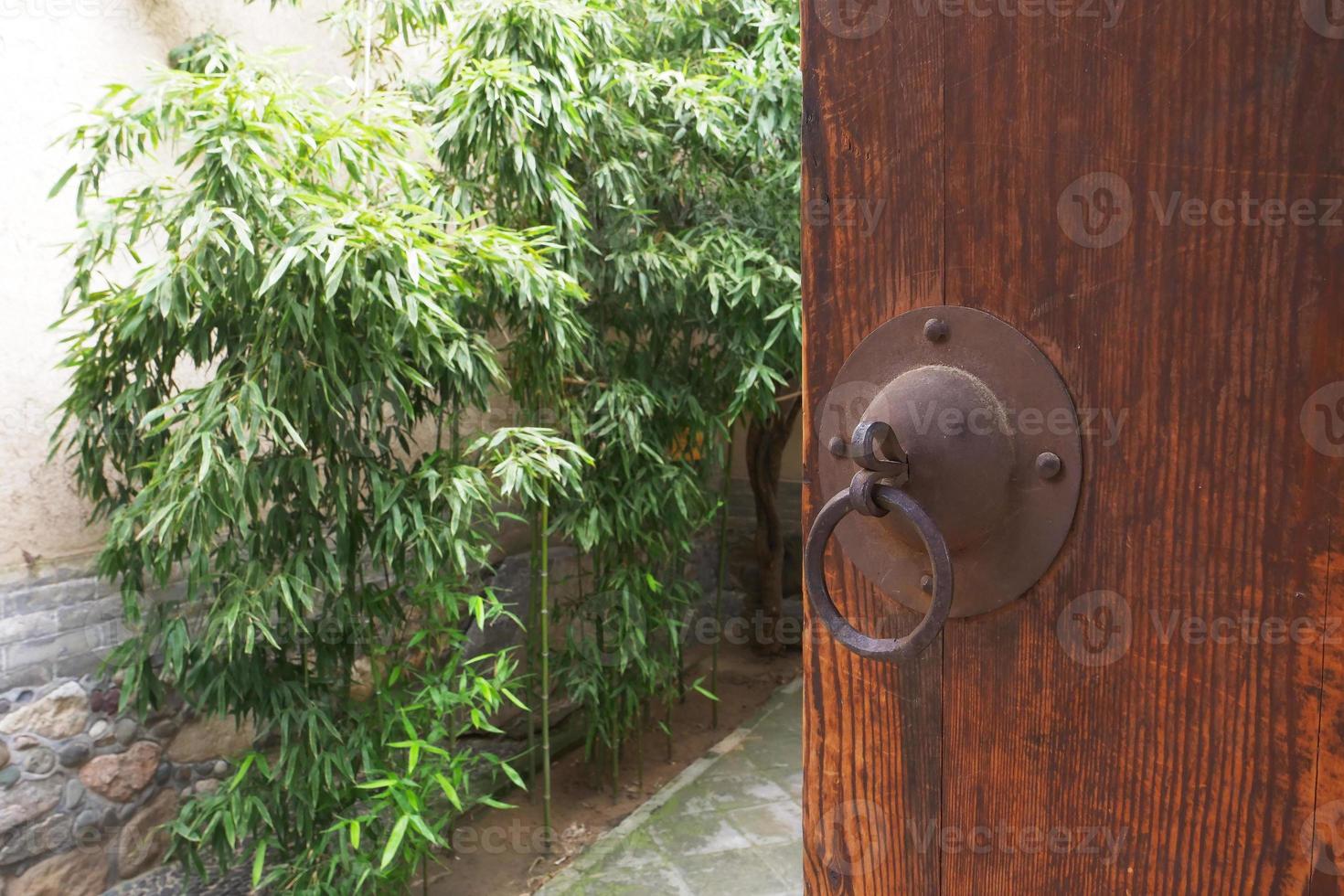 porta di legno e giardino nel museo delle arti popolari tianshui cina foto