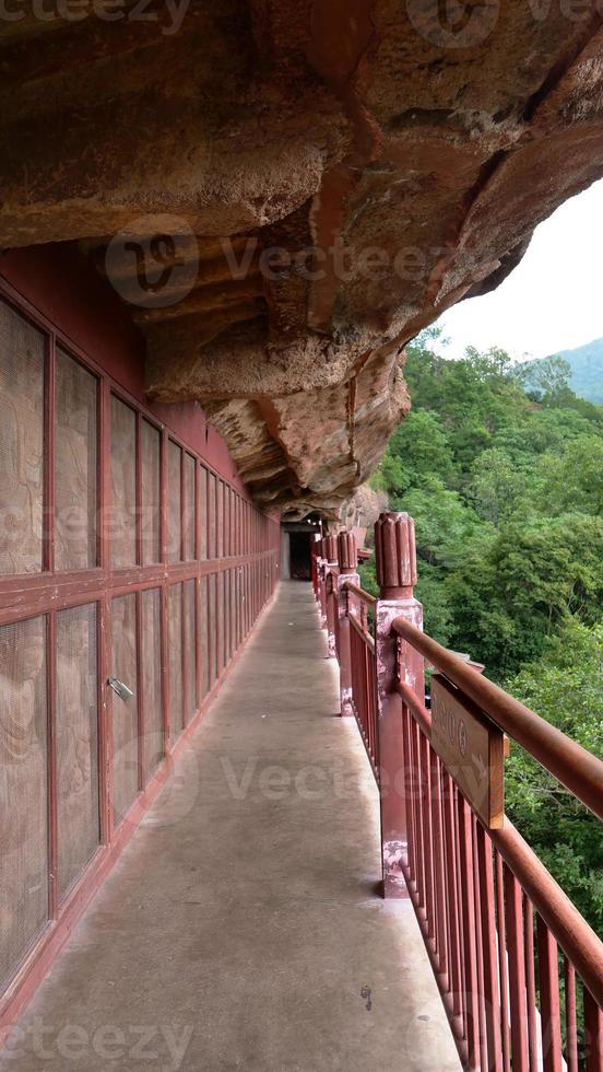 corridoio complesso tempio-grotta di maijishan nella città di tianshui, gansu china foto