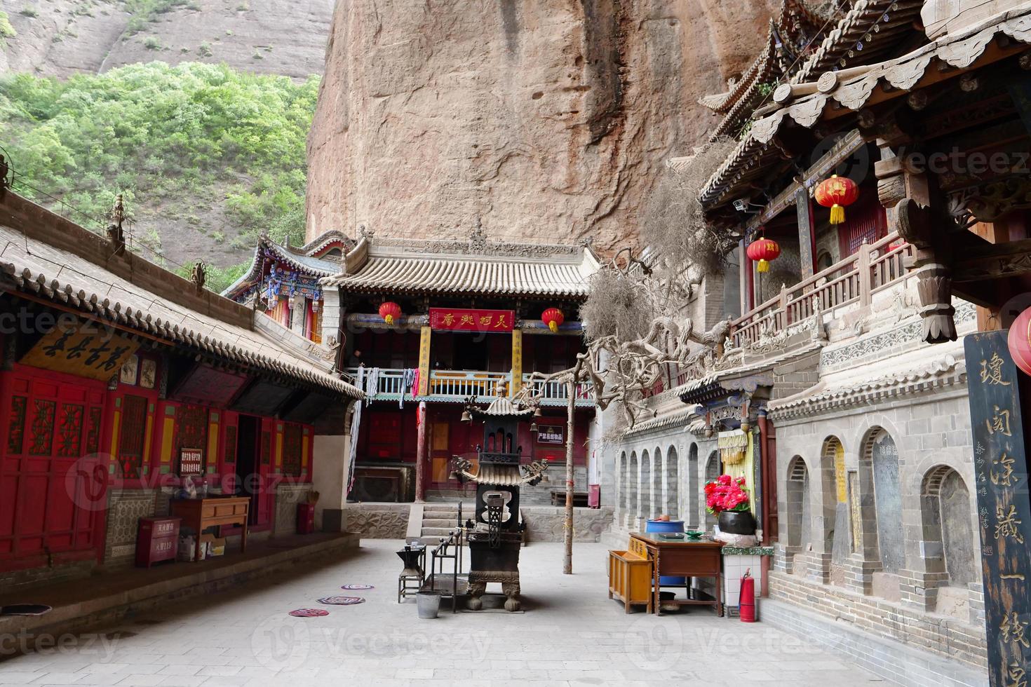 tempio nelle grotte della cortina d'acqua di tianshui wushan, gansu china foto