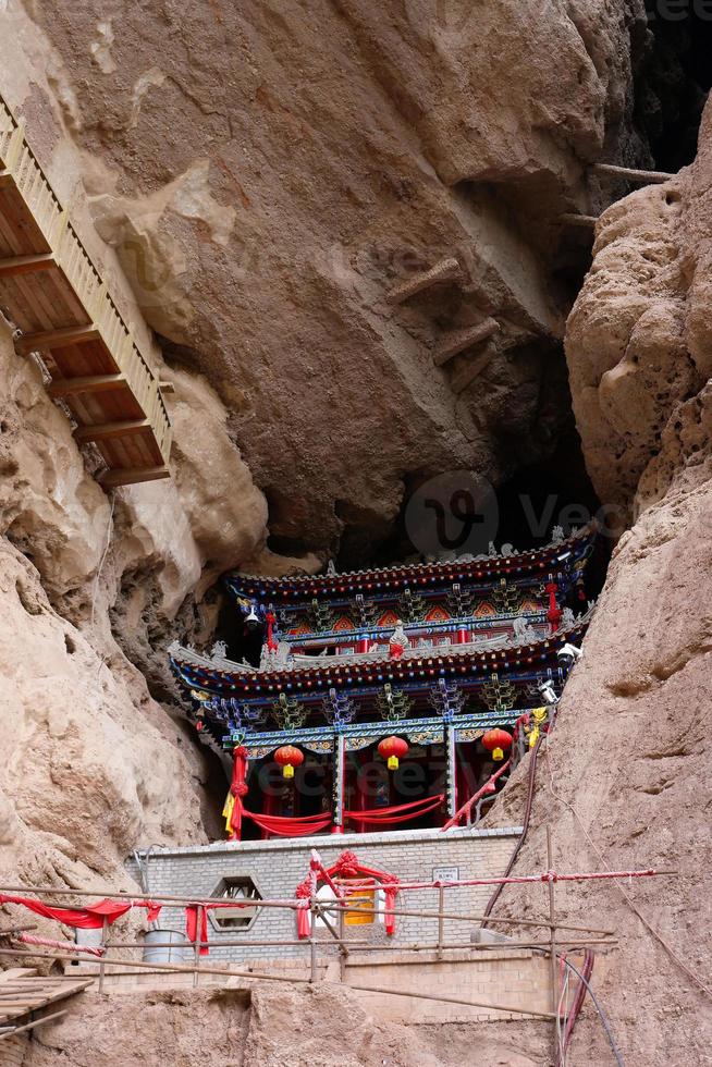 tempio nelle grotte della cortina d'acqua di tianshui wushan, gansu china foto