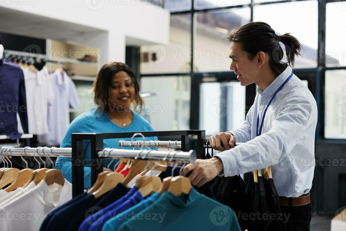 africano americano cliente guardare a casuale indossare, shopping per elegante merce nel moderno boutique. maniaco di shopping donna volendo nuovo armadio, acquisto alla moda Abiti nel capi di abbigliamento memorizzare foto