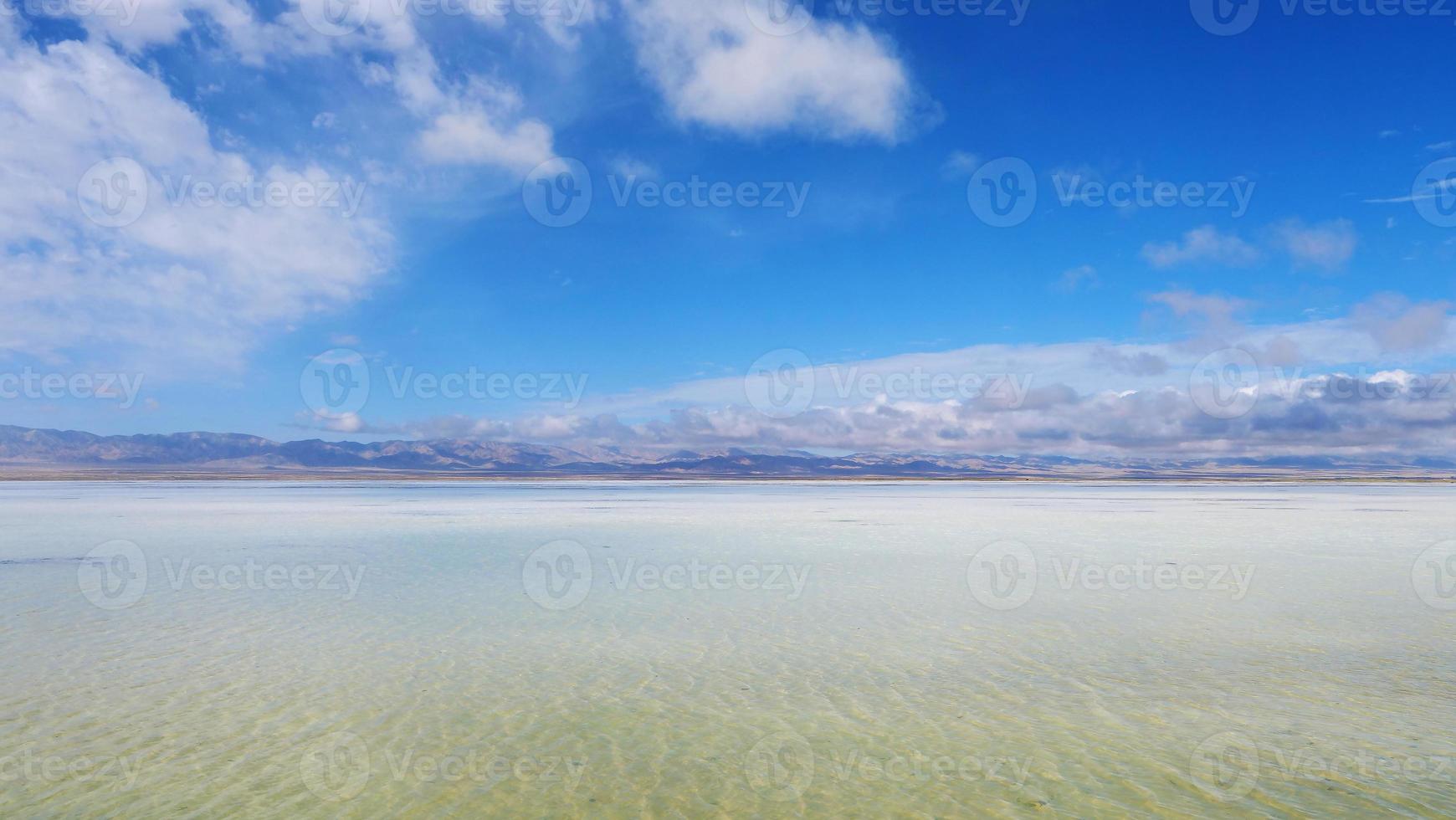 maestoso bellissimo paesaggio del lago salato caka nel qinghai cina foto