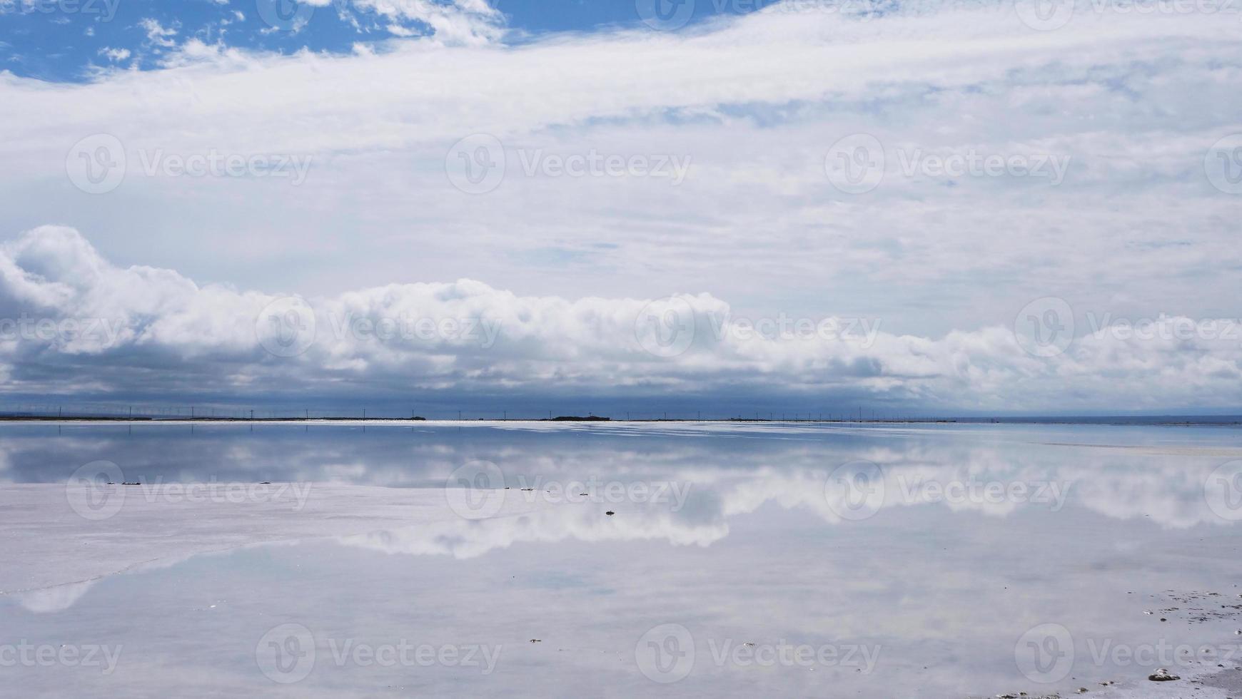 maestoso bellissimo paesaggio del lago salato caka nel qinghai cina foto