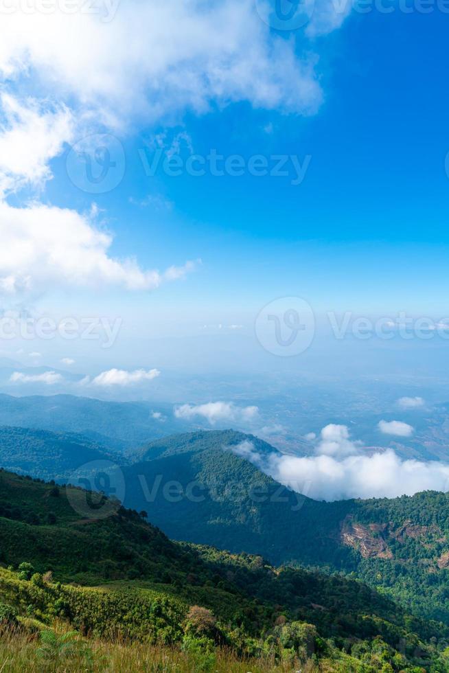 bellissimo strato di montagna con nuvole e cielo blu foto