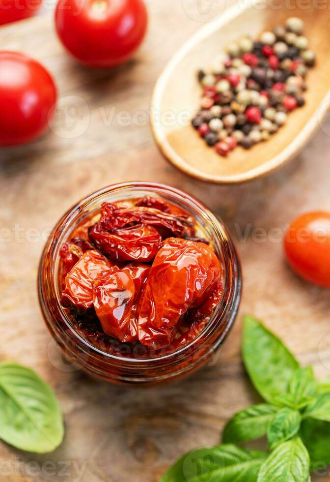 vaso con sole secco pomodori con fresco erbe aromatiche e spezie. foto