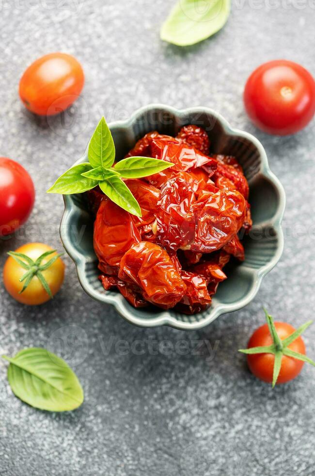 ciotola con sole secco pomodori con fresco erbe aromatiche e spezie. foto