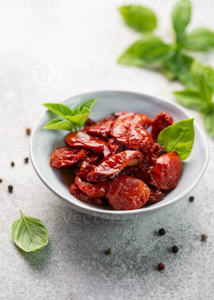 ciotola con sole secco pomodori con fresco erbe aromatiche e spezie. foto