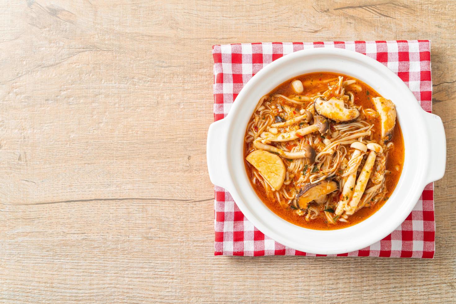 funghi piccanti saltati in padella con zuppa di tom yum foto