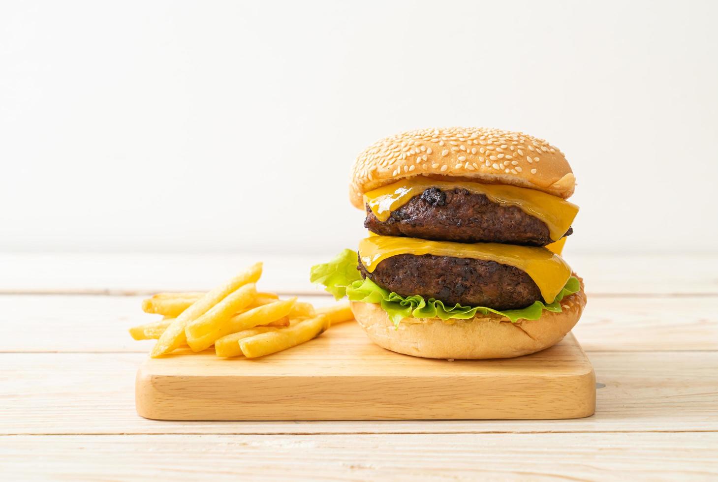 hamburger o hamburger di manzo con formaggio e patatine fritte foto