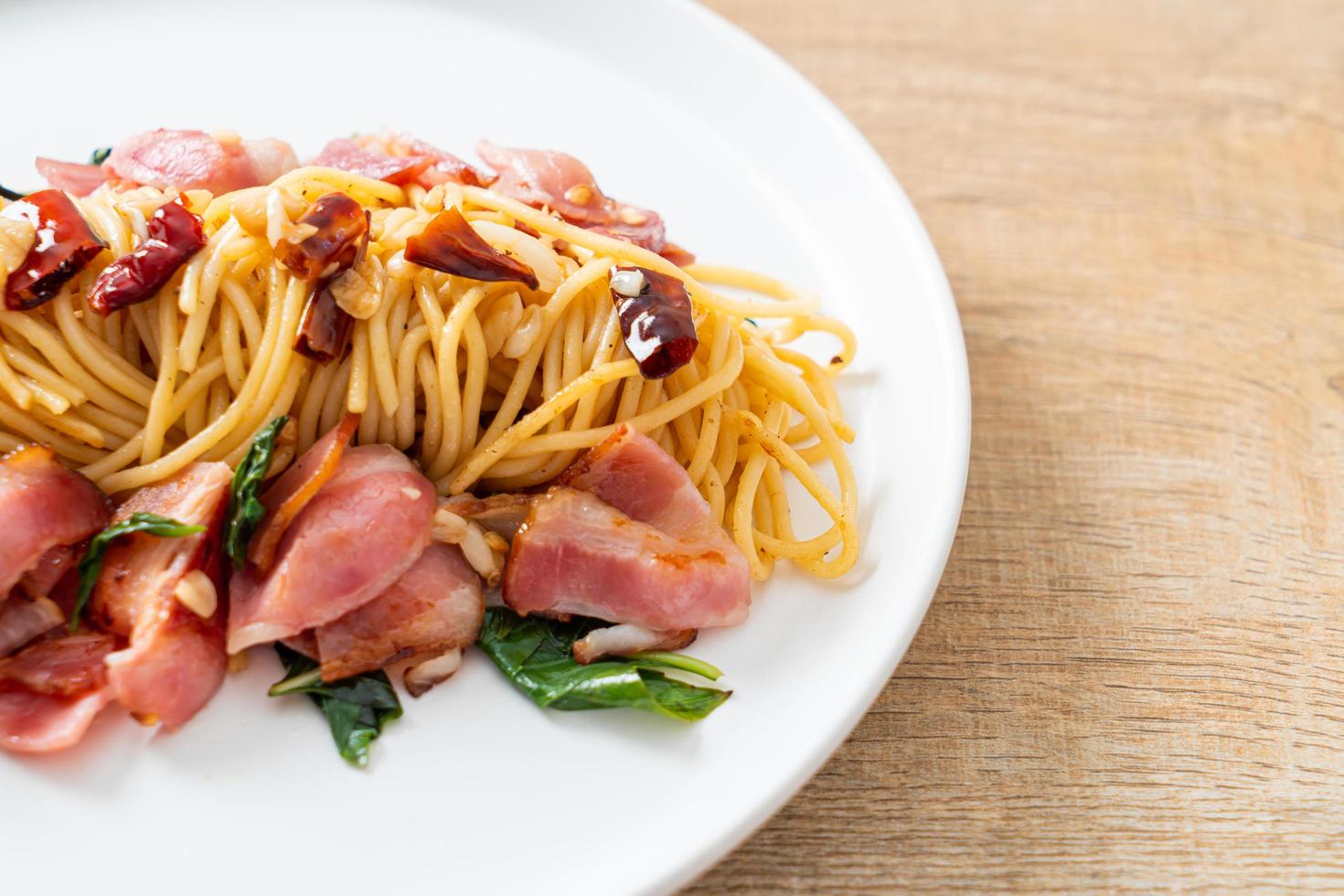 spaghetti saltati in padella con peperoncino secco e pancetta foto