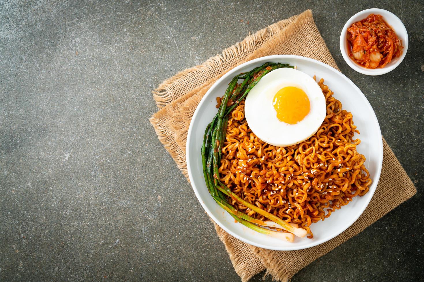 spaghetti istantanei piccanti coreani secchi con uovo fritto foto
