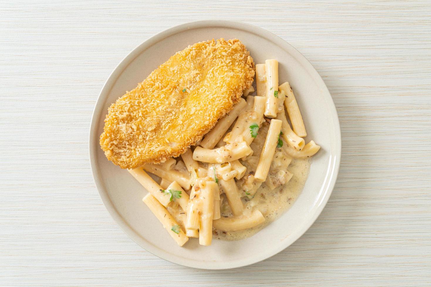 quadrotto penne pasta al sugo di panna bianca con frittura di pesce foto