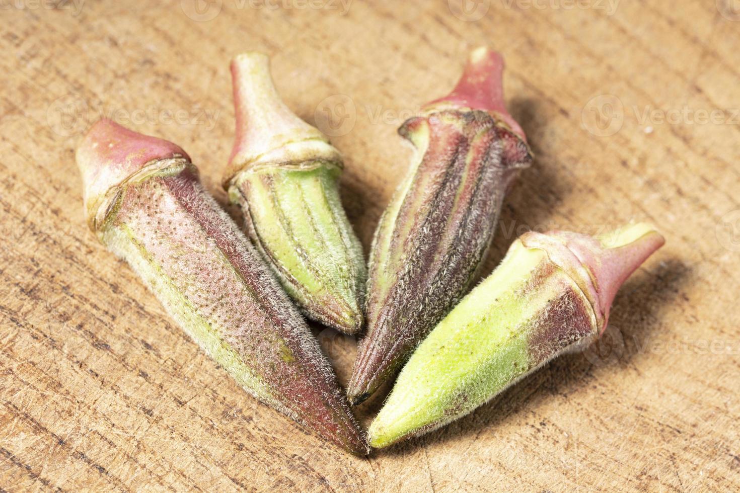 okra di grandi e piccole dimensioni okra su tavola di legno foto