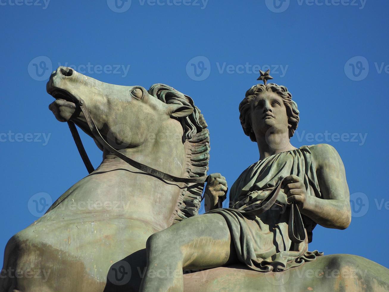 Statua di fronte a palazzo reale, significato palazzo reale a torino, italia foto