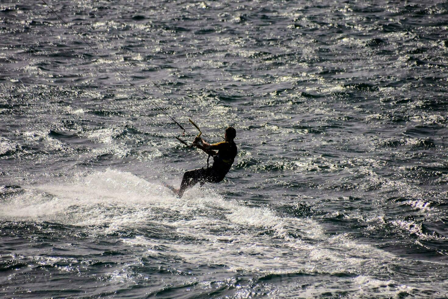 fare surf nell'oceano foto