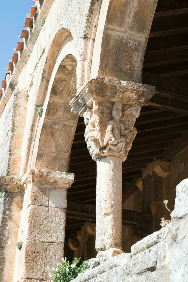 bellissimo portico nel sepolveda Chiesa, devoto per santo salvador foto