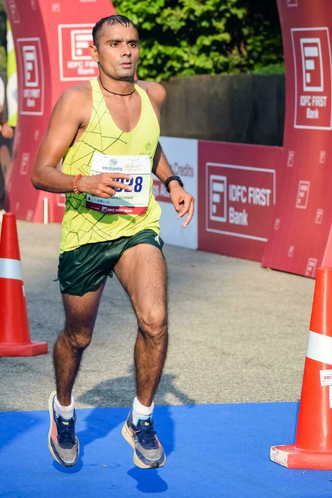 nuovo delhi, India - ottobre 15 2023 - vedanta delhi metà maratona gara dopo covid nel quale maratona partecipanti di per attraversare il finire linea, delhi metà maratona 2023 foto