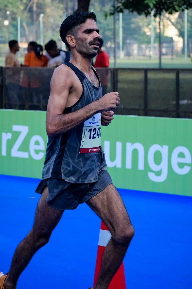 nuovo delhi, India - ottobre 15 2023 - vedanta delhi metà maratona gara dopo covid nel quale maratona partecipanti di per attraversare il finire linea, delhi metà maratona 2023 foto