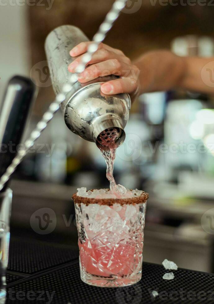 daiquiri cocktail fatto di un' professionale barista foto