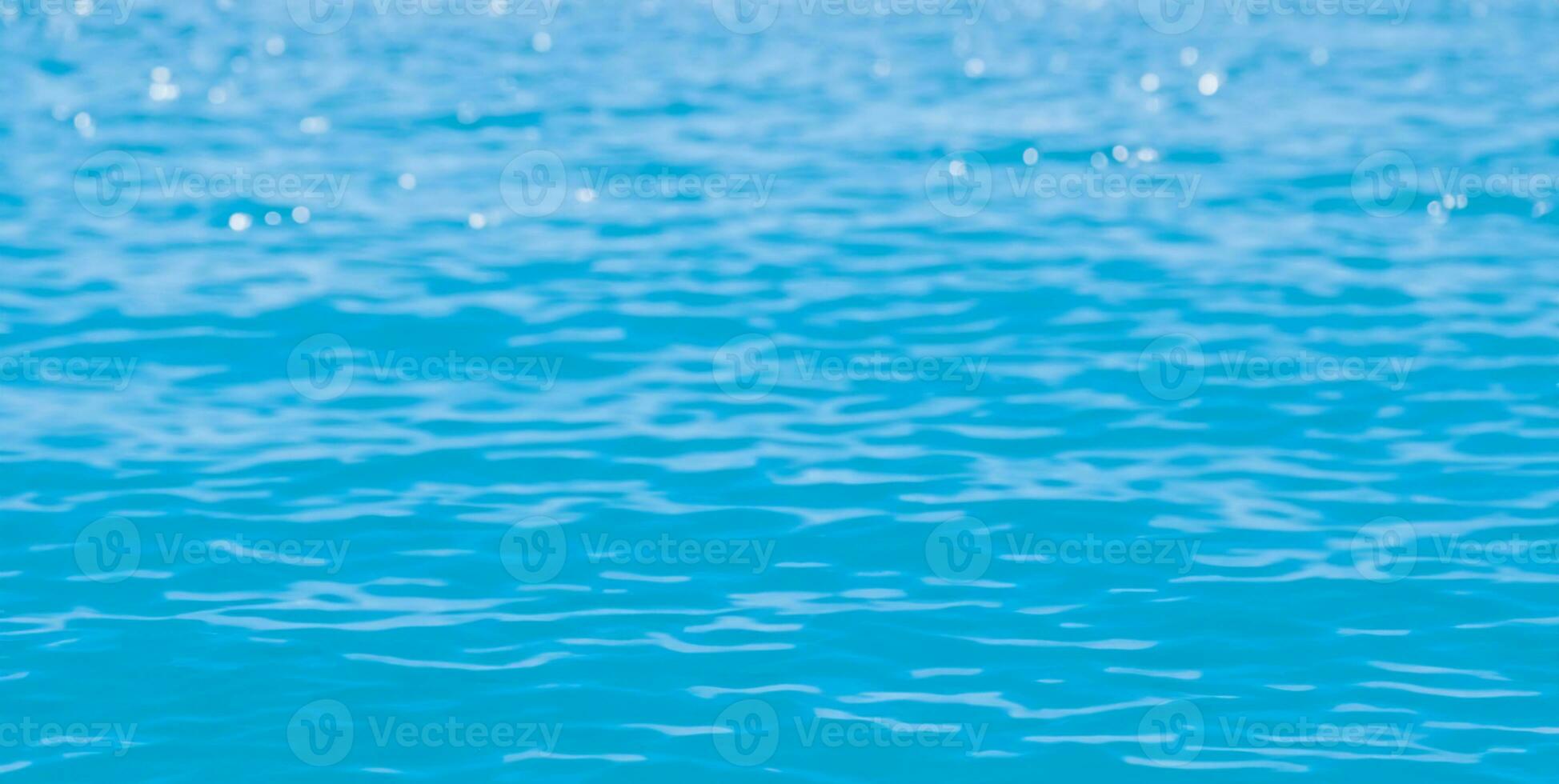 bellissimo sfocato naturale blu sfondo con punti salienti su il acqua. il concetto di estate vacanze a mare. ai generativo foto