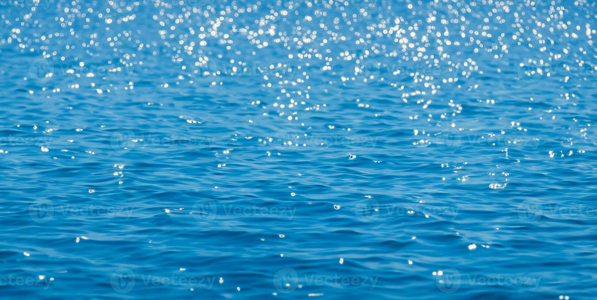 bellissimo sfocato naturale blu sfondo con punti salienti su il acqua. il concetto di estate vacanze a mare. ai generativo foto