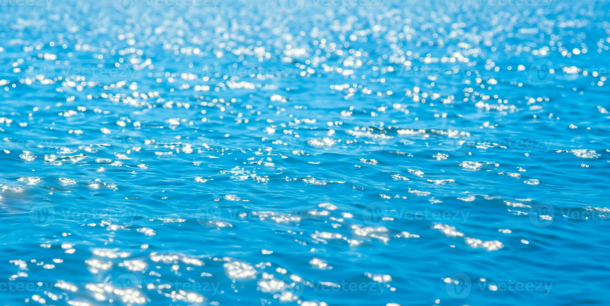 bellissimo sfocato naturale blu sfondo con punti salienti su il acqua. il concetto di estate vacanze a mare. ai generativo foto