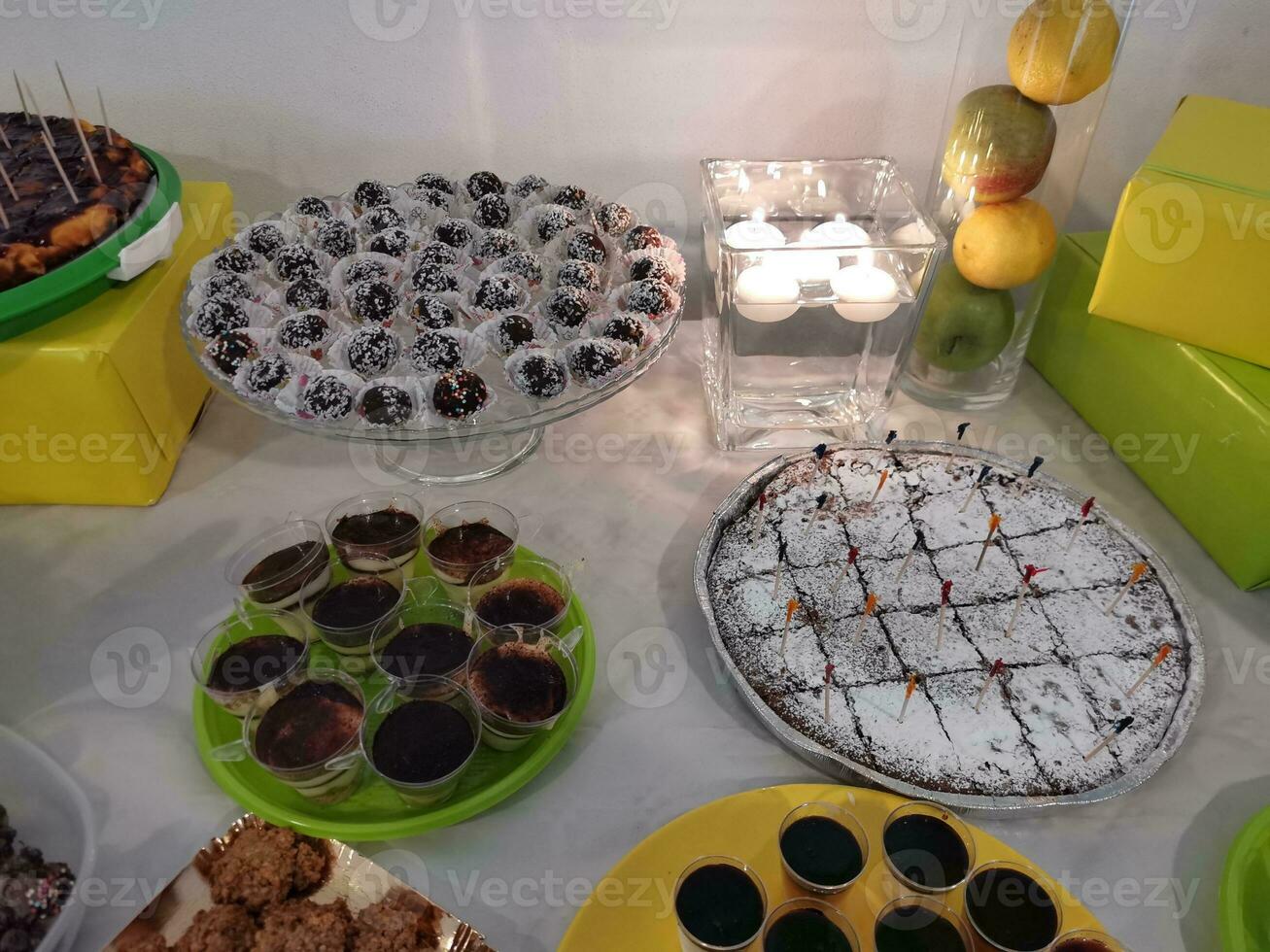 buffet e dito cibo di dolci con torte. alto qualità foto
