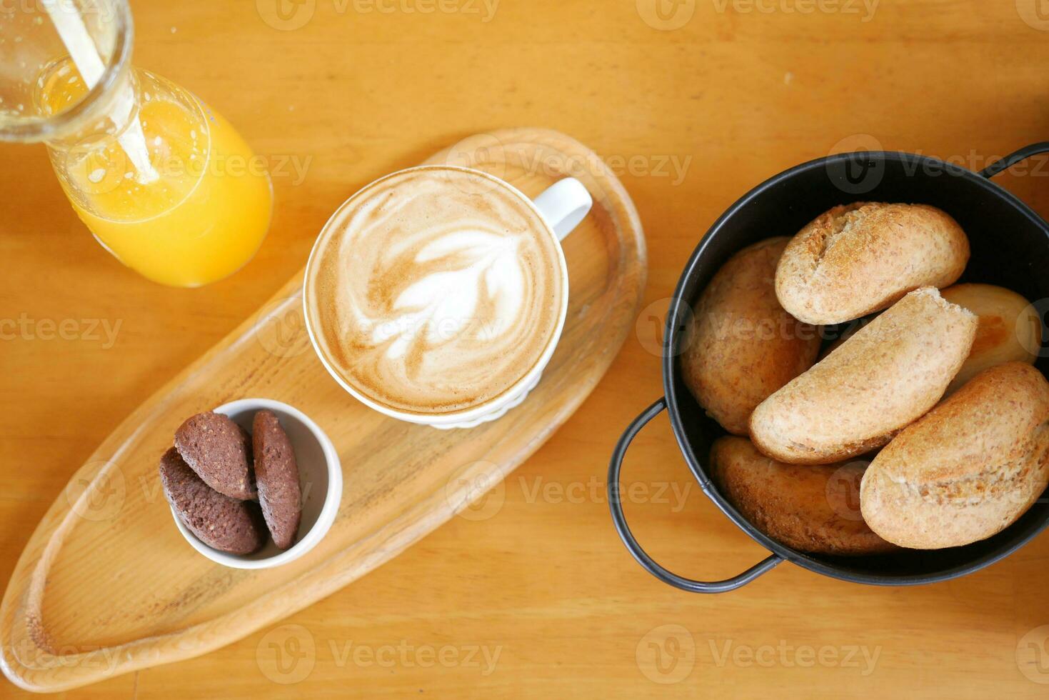 un' tazza di in ritardo caffè con pane e biscotti su tavolo foto