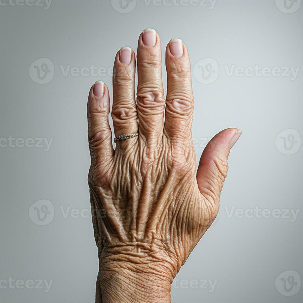 il indietro di un anziano donna di mano su un' leggero sfondo, rugosa palme di vecchio donne, Visualizza di un' rugosa mano.generativo ai foto