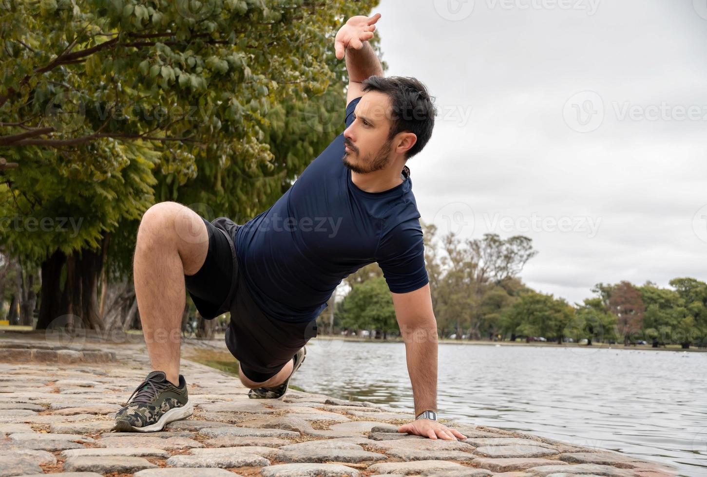 l'uomo si allena con l'allenamento del flusso animale per elevare il suo allenamento con il peso corporeo foto