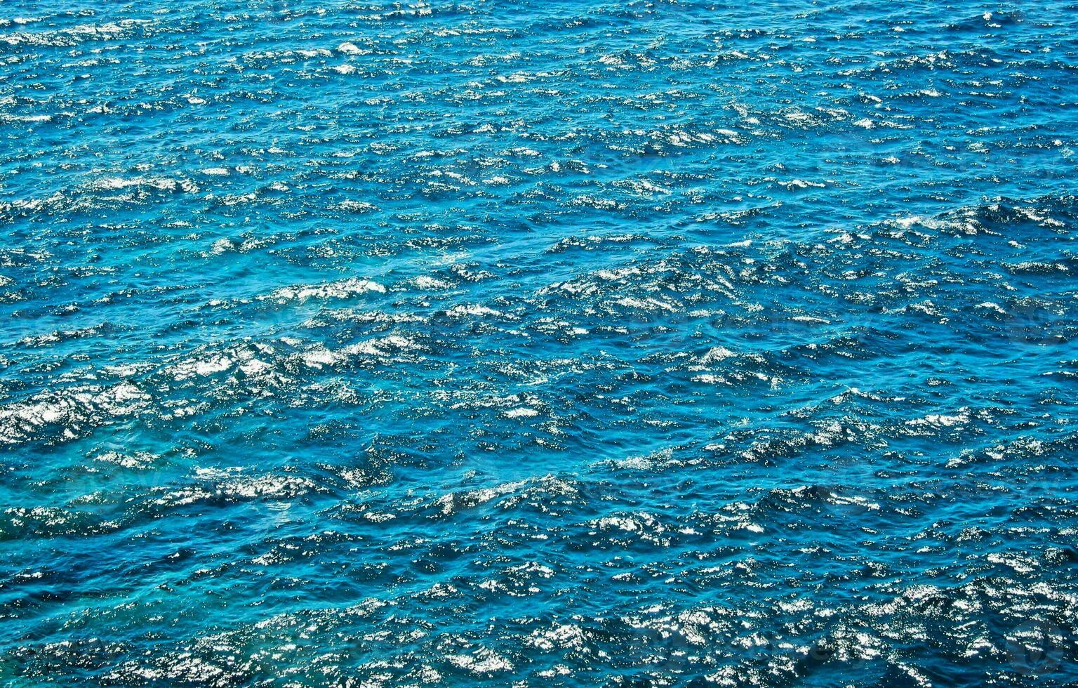 piccolo onde nel il oceano foto