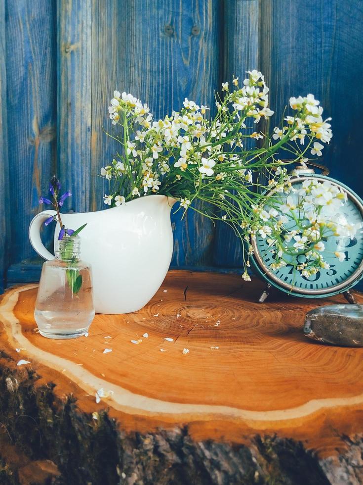 composizione floreale di fiori selvatici estivi, orologio da tavolo retrò foto