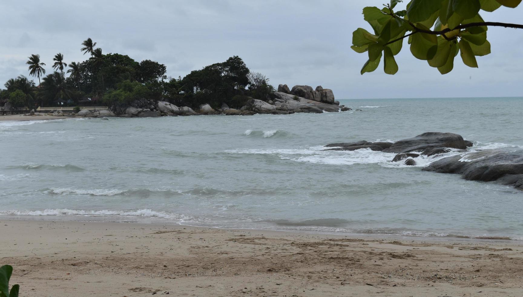 la vista della pietra garuda sulla costa di bangka belitung indonesia foto
