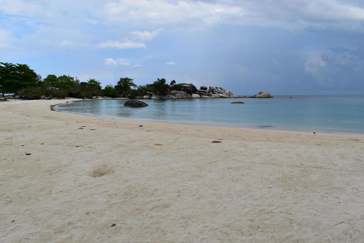 la vista della pietra garuda sulla costa di bangka belitung indonesia foto