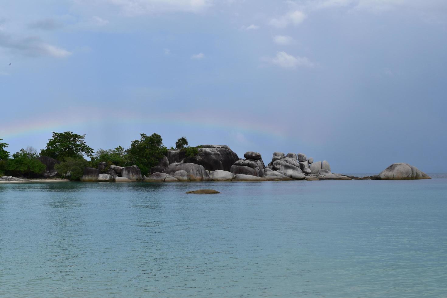 la vista della pietra garuda sulla costa di bangka belitung indonesia foto