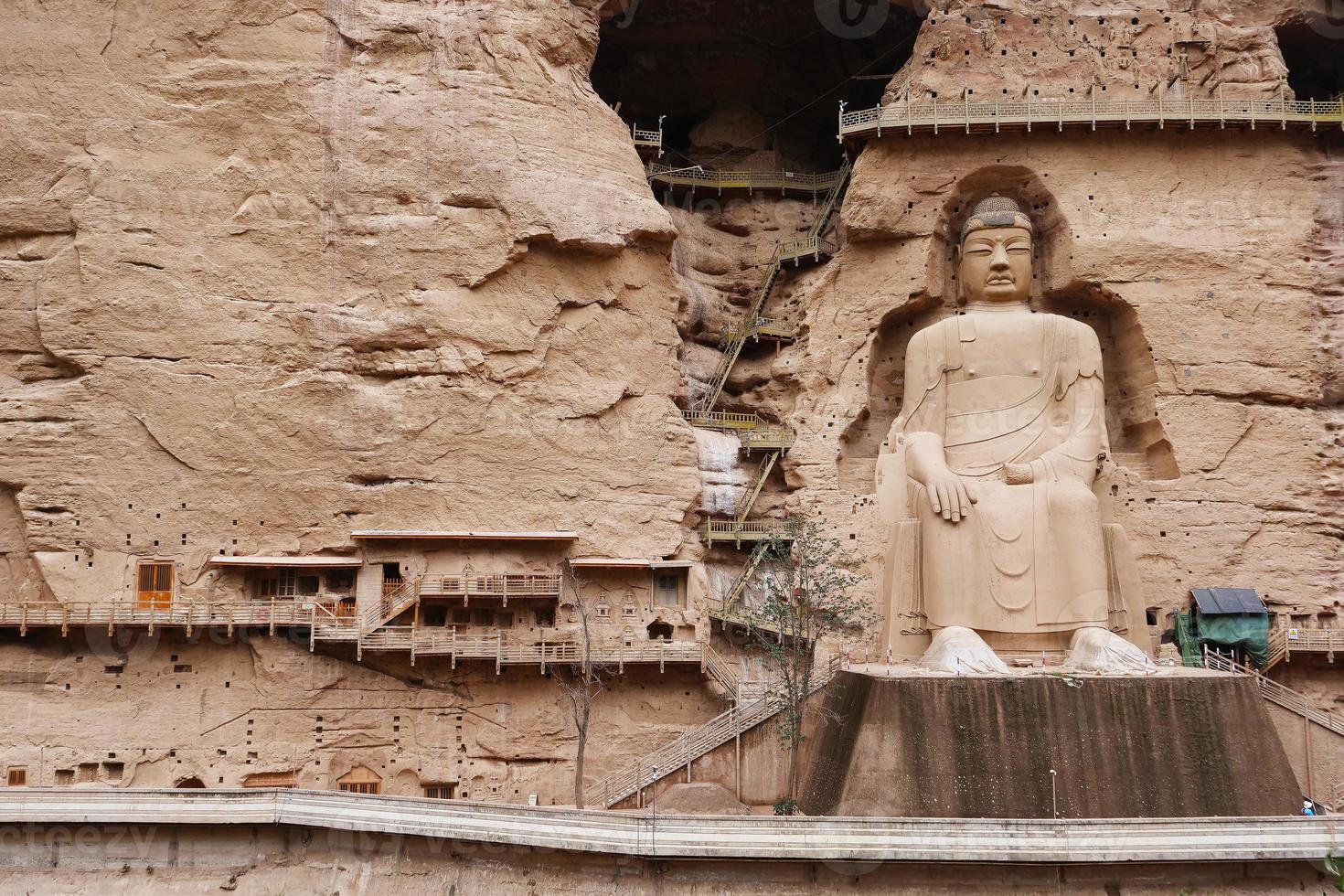 cinese antica statua del buddha a Bingling grotta tempio di lanzhou cina foto