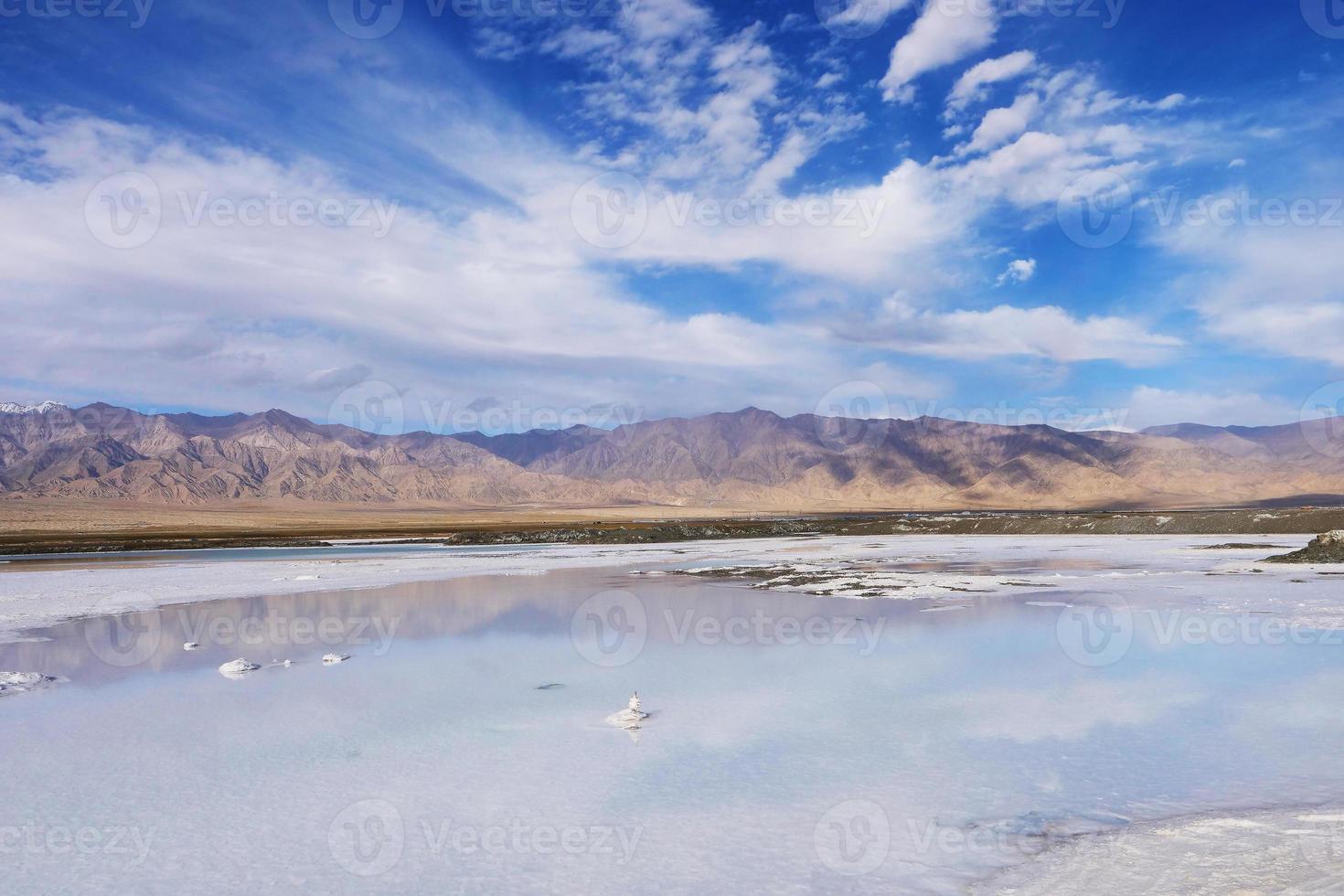 bellissima vista del paesaggio naturale del lago salato color smeraldo nel qinghai cina foto